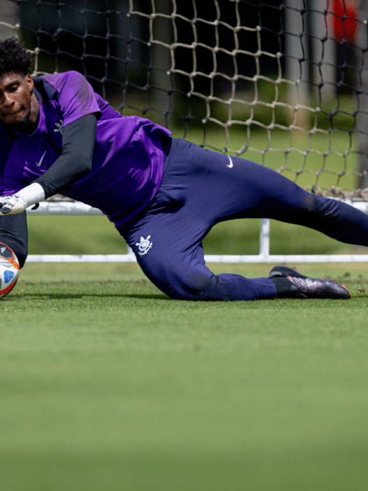 Hugo Souza sofre luxação e vira dúvida no Corinthians para duelo com o Vitória