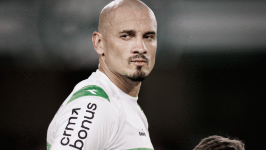 Coritiba encaminha permanência de Maicon para 2026