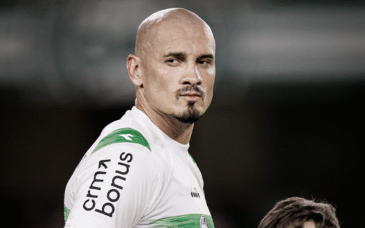 Coritiba encaminha permanência de Maicon para 2026