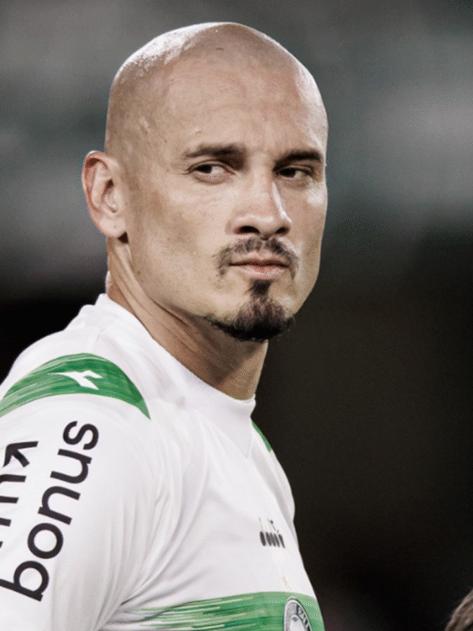 Coritiba encaminha permanência de Maicon para 2026