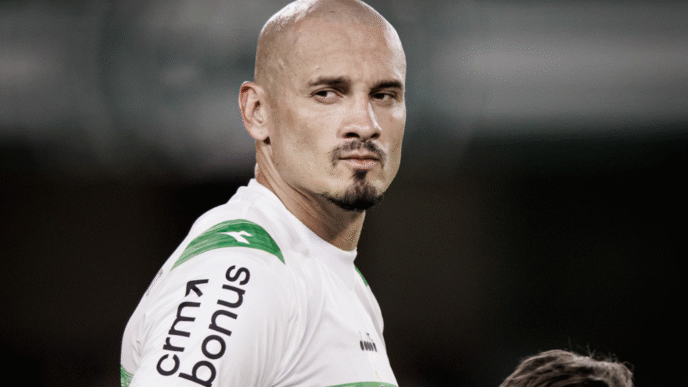 Coritiba encaminha permanência de Maicon para 2026