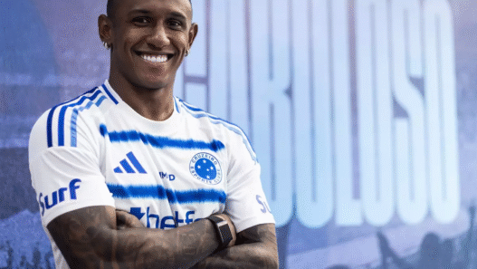 Marquinhos preocupa Cruzeiro após sofrer trauma no joelho em treino