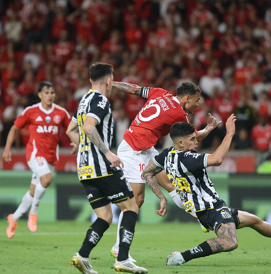 Internacional e Santos empatam e correm riscos no Brasileirão