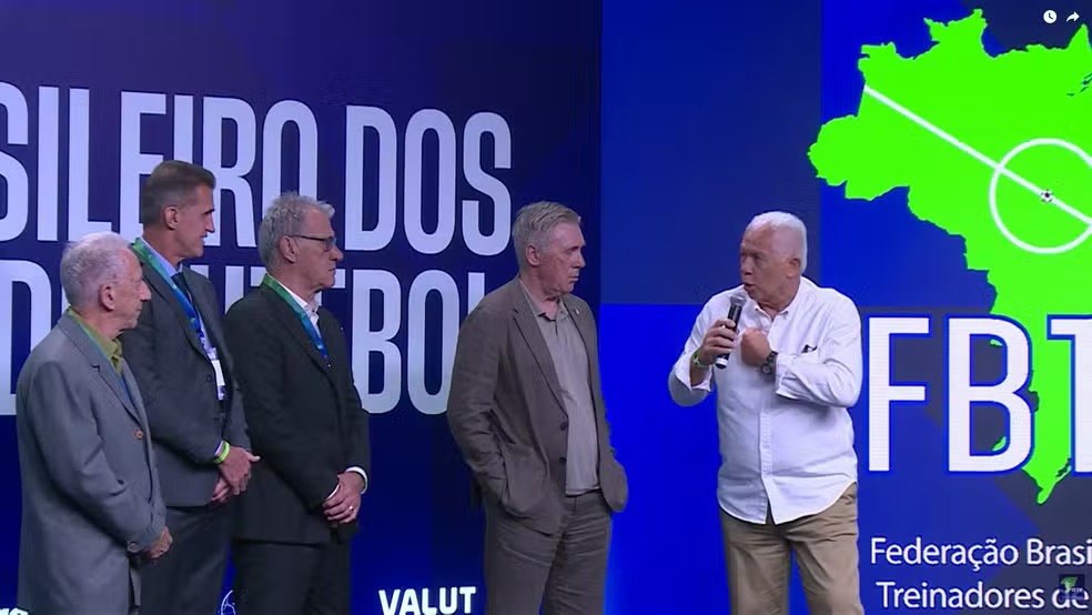 Leão e Oswaldo causam problema em evento da CBF ao citarem Ancelotti e técnicos estrangeiros
