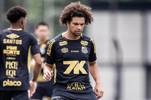 Arão minimiza falas de Neymar no Santos e foca em sair do Z4