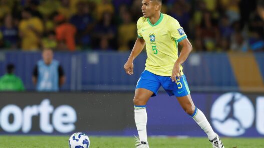 Casemiro cita Messi como exemplo para Neymar em tática pensando na Copa