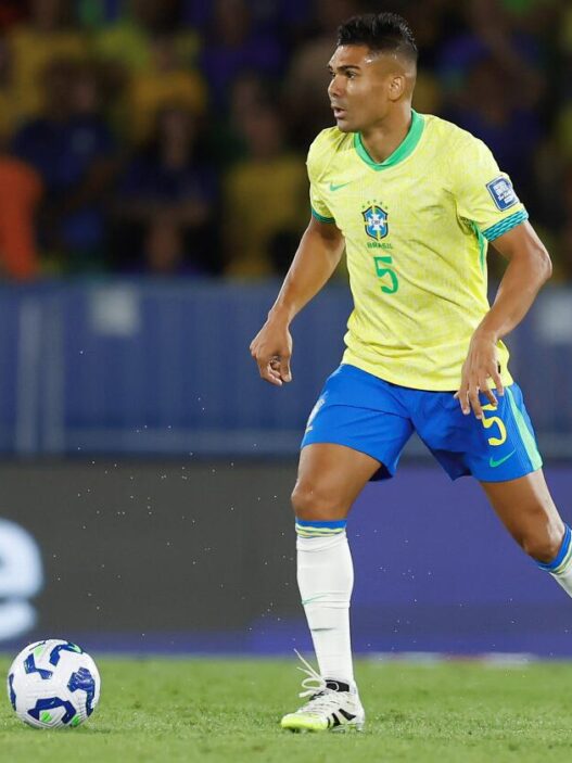 Casemiro cita Messi como exemplo para Neymar em tática pensando na Copa