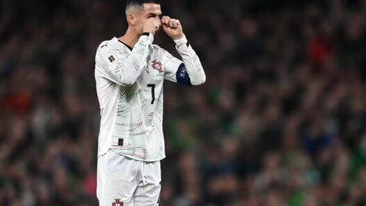 Ronaldo é alvo da fúria de jornal após expulsão por Portugal