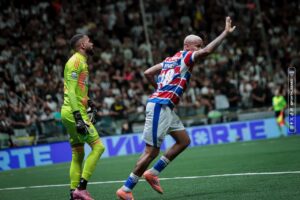 Deyverson brilha, faz 3 na Arena MRV, estraga noite do Atlético e mantém Fortaleza com sonho da elite