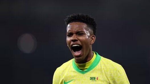 Após brilhar no Brasil, Estêvão é enaltecido por imprensa