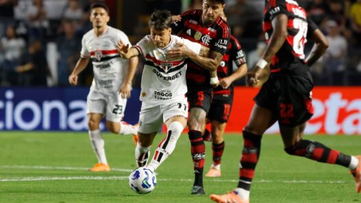 São Paulo e Flamengo empatam em grande jogo na Vila Belmiro
