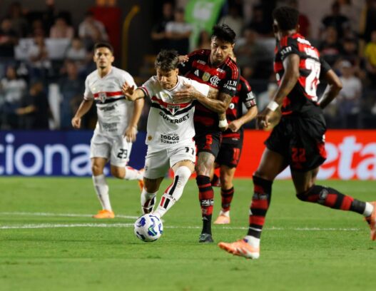 São Paulo e Flamengo empatam em grande jogo na Vila Belmiro