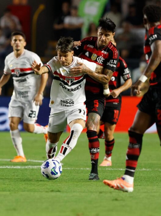 São Paulo e Flamengo empatam em grande jogo na Vila Belmiro