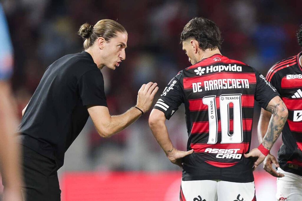 Flamengo desmente saída de Filipe Luís