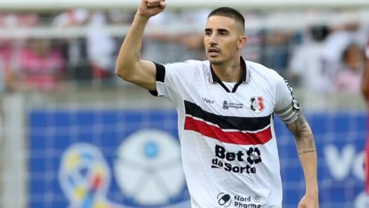 Thiago Galhardo não se apresenta e pede para deixar o Santa Cruz