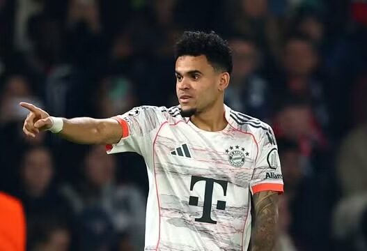 Luis Díaz brilha, Bayern bate o PSG e mantém 100%