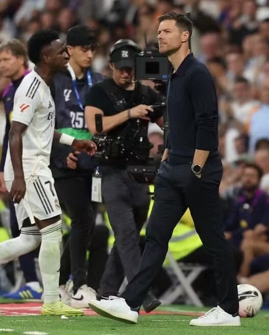 Vini trava renovação com Real após atritos com Xabi Alonso; entenda o caso