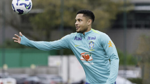 Vitor Roque defende retorno ao Brasil e mira Copa de 2026