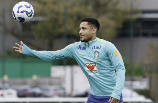 Vitor Roque defende retorno ao Brasil e mira Copa de 2026