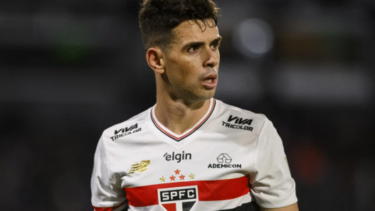 Oscar apresenta alteração cardíaca e é levado ao hospital; meia do São Paulo está estável