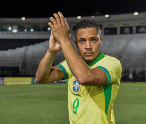 Vitor Roque ganha protagonismo e deve ter chance contra a Tunísia