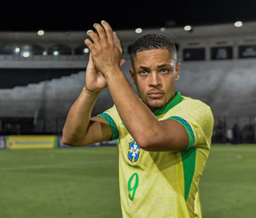 Vitor Roque ganha protagonismo e deve ter chance contra a Tunísia