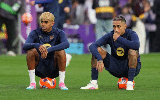 Raphinha volta ao Barcelona no reencontro com o Camp Nou; Flick prevê minutos ao brasileiro e avalia situação de Yamal