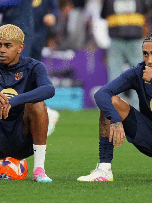 Raphinha volta ao Barcelona no reencontro com o Camp Nou; Flick prevê minutos ao brasileiro e avalia situação de Yamal