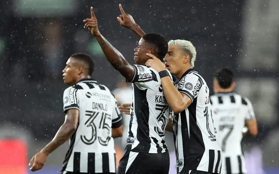 Botafogo vence, sobe na tabela e passa a depender só de si por vaga direta na Libertadores