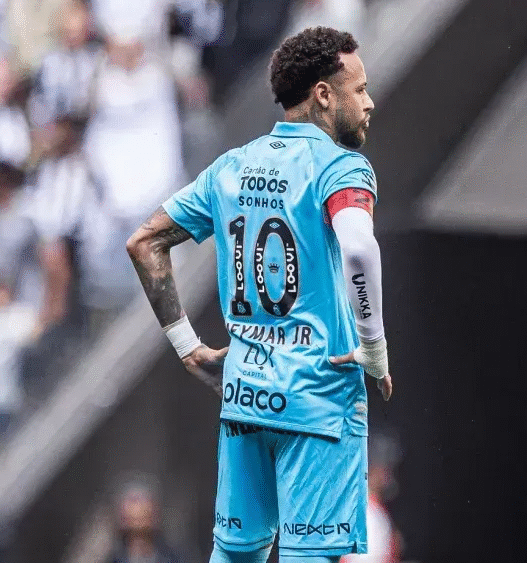 Neymar vira dúvida para clássico contra o Palmeiras por conta do gramado sintético do Allianz Parque
