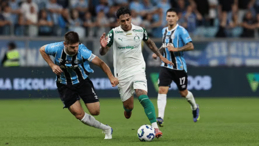 Palmeiras perde para o Grêmio e desperdiça chance de grudar no Flamengo