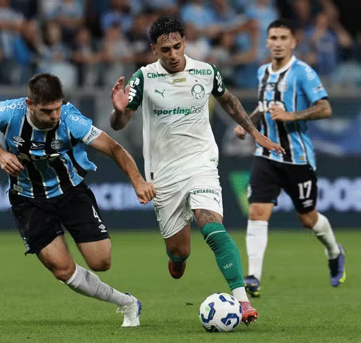 Palmeiras perde para o Grêmio e desperdiça chance de grudar no Flamengo