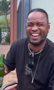 Carlos Alberto volta a zoar Arrascaeta nas redes sociais