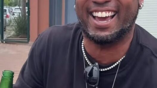 Carlos Alberto volta a zoar Arrascaeta nas redes sociais