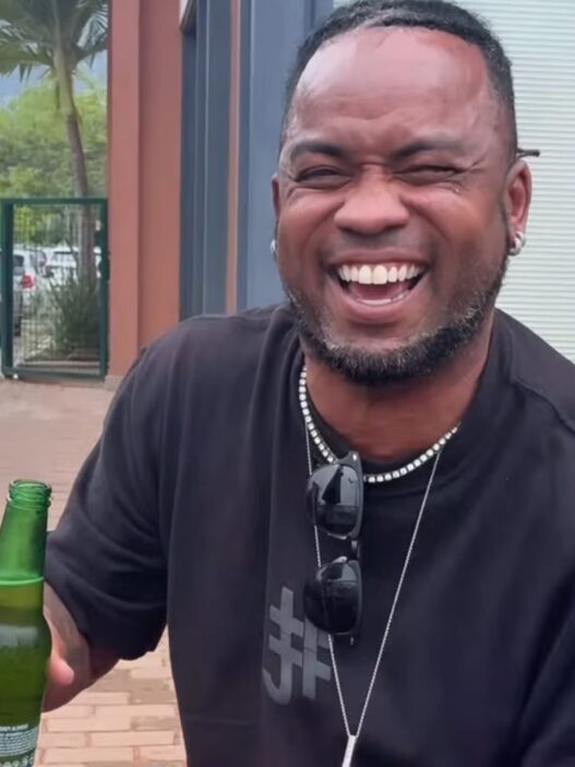 Carlos Alberto volta a zoar Arrascaeta nas redes sociais