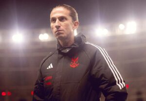 Flamengo muda planejamento e vai com titulares enfrentar o Vasco