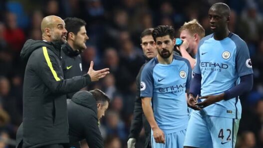 Yaya Toure fala sobre Guardiola: "Não vejo um homem, vejo uma cobra"