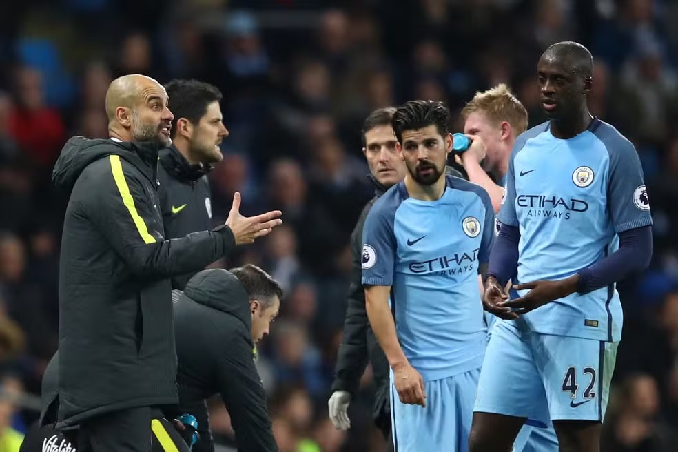 Yaya Toure fala sobre Guardiola: "Não vejo um homem, vejo uma cobra"