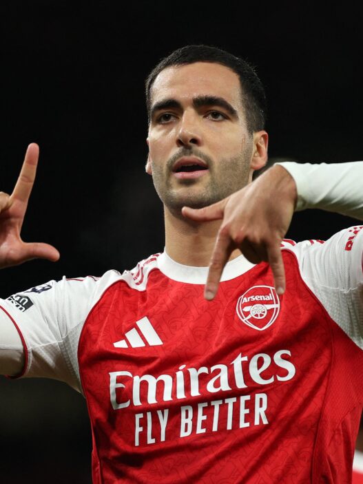 Arsenal vence e mantém liderança sob o City