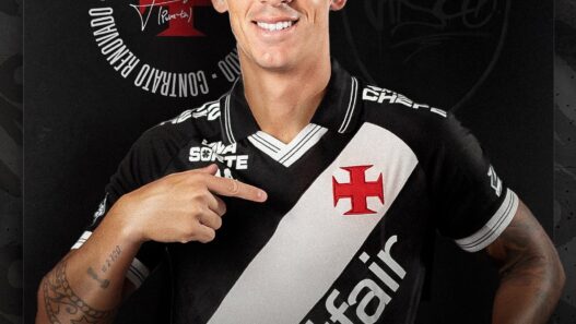 Vasco acerta renovação com o lateral Puma