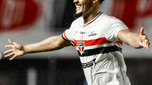 São Paulo vence, sonha com Libertadores e afunda o Inter no Z4