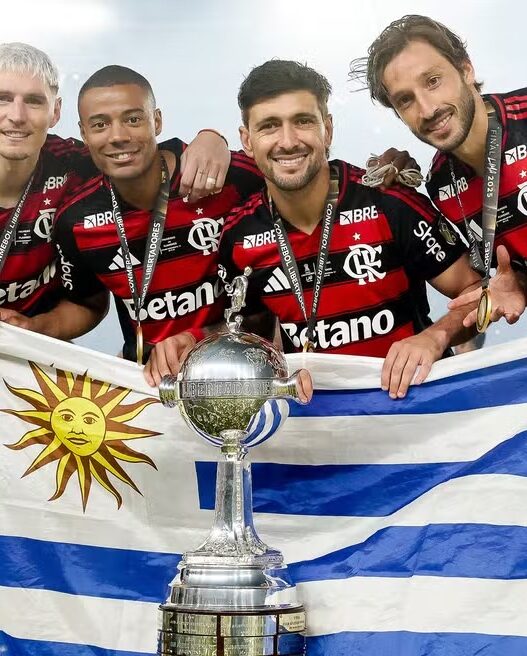 Varela exalta Arrascaeta, no Flamengo: "Nível de Zico"