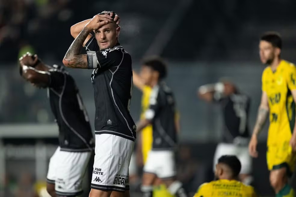 Vasco atinge marca negativo e ainda corre riscos de queda