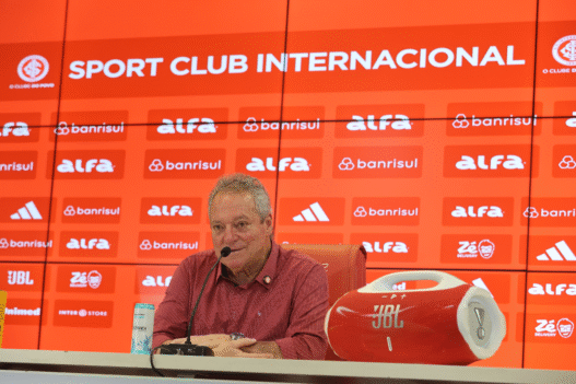 Abel Braga é apresentado no Inter, protagoniza frase homofóbica e pede desculpas