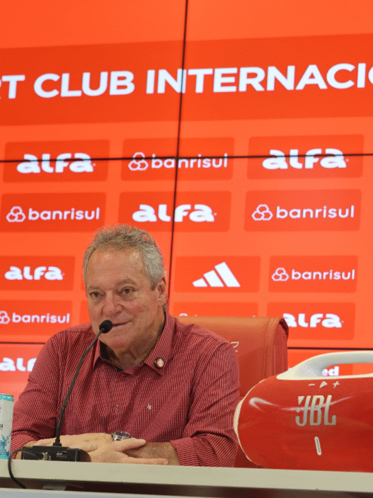 Abel Braga é apresentado no Inter, protagoniza frase homofóbica e pede desculpas