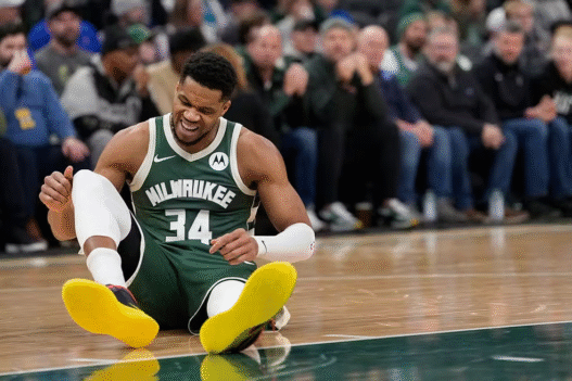 Bucks vencem, mas perdem Giannis: estrela deixa a quadra lesionada e futuro no time segue indefinido