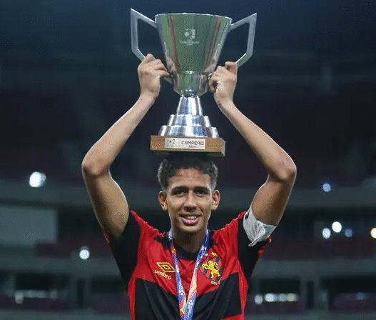 Sport vende zagueiro Riquelme ao Botafogo; negociação quita dívidas e rende novo ciclo ao jovem defensor