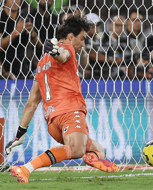 Após Vasco chegar a final da Copa do Brasil, Diniz exalta Léo Jardim