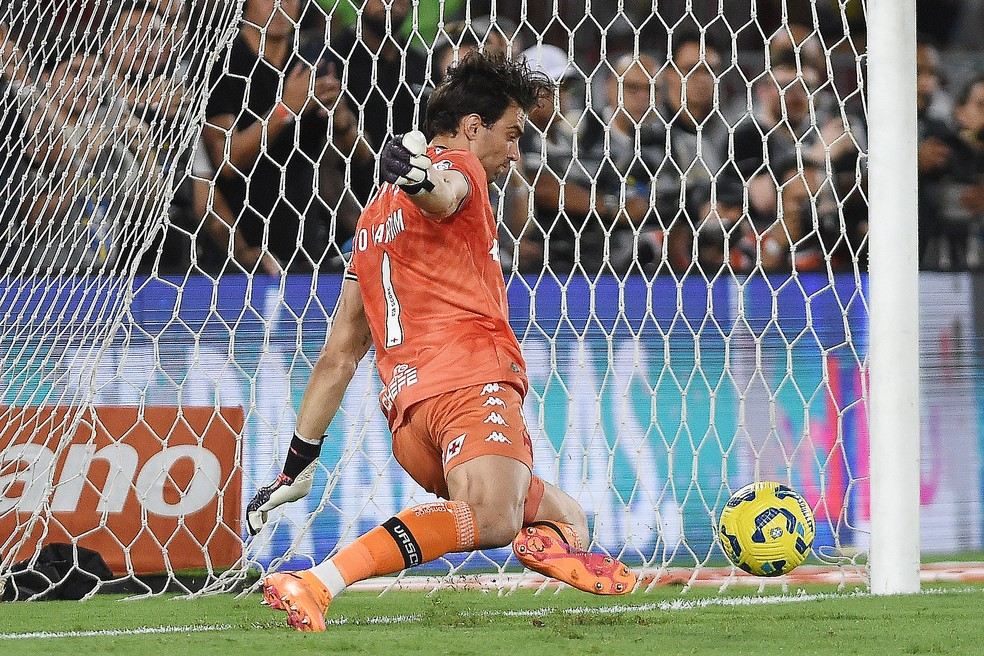 Após Vasco chegar a final da Copa do Brasil, Diniz exalta Léo Jardim