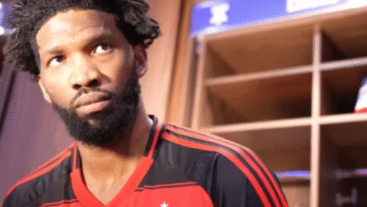 Joel Embiid veste camisa do Flamengo após vitória na Libertadores e chama atenção nos EUA